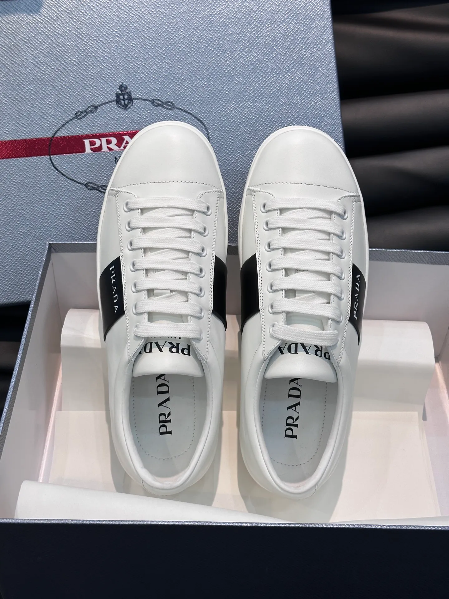 Men's shoes 💰p360 "Men's shoes 💰pRAD*" Prada's new high-end men's casual sports shoes. This leather sports shoe uses calfskin upper. The body of the shoe interprets the Prada letter brand logo from multiple angles. The brand logo is embellished on one side of the upper, all explaining the brand style. Sheepskin lining, lightweight, comfortable and durable! Size: 38-44
